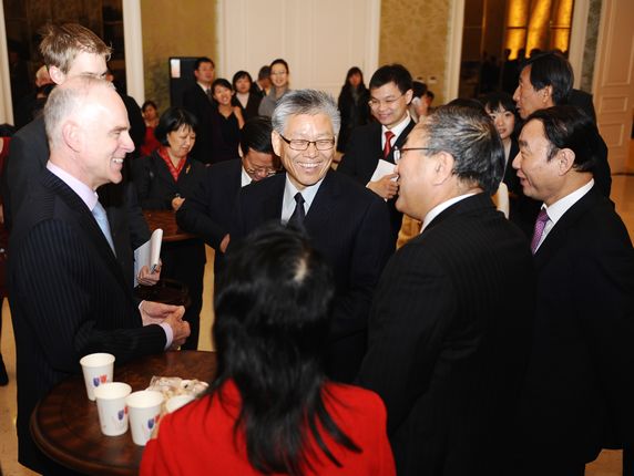 外交部副部长谢杭生、荷兰驻华大使贾高博与现场来宾热烈交谈