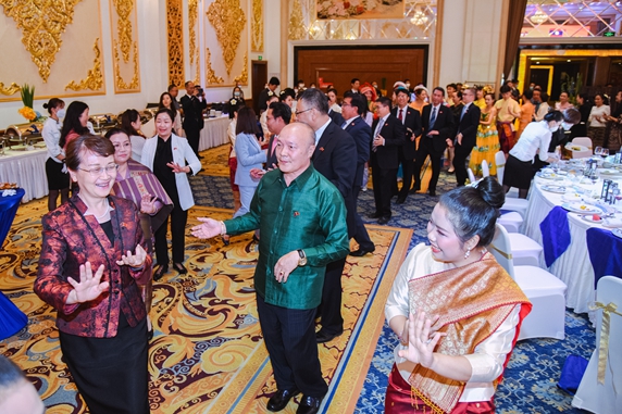 6. 全场嘉宾共跳老挝传统舞蹈—团结舞，祝愿中老友谊万古长青.jpg